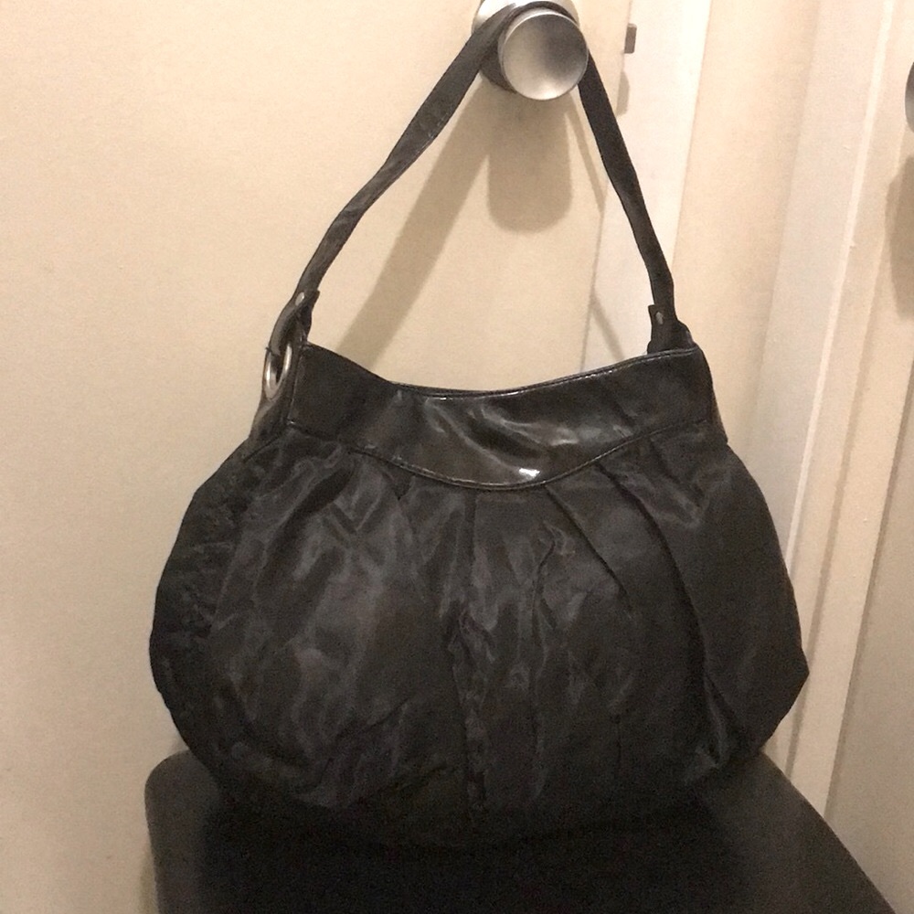 Elegant & Spacious Women’s Black Patent Leather Upper Shoulder